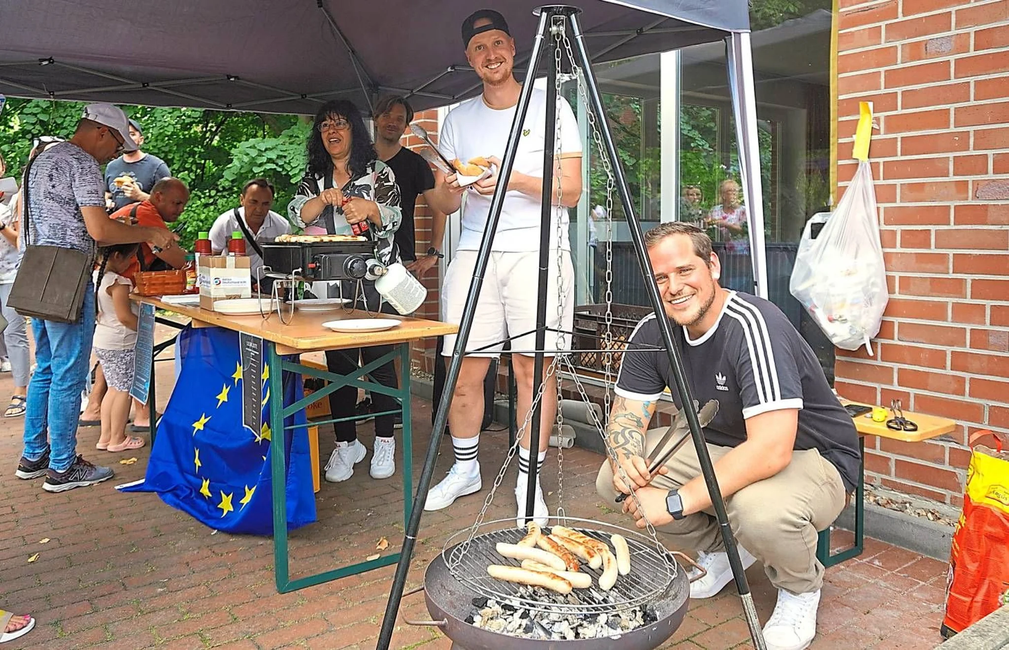 Beste Stimmung am Verpflegungsstand des Kulturfestes