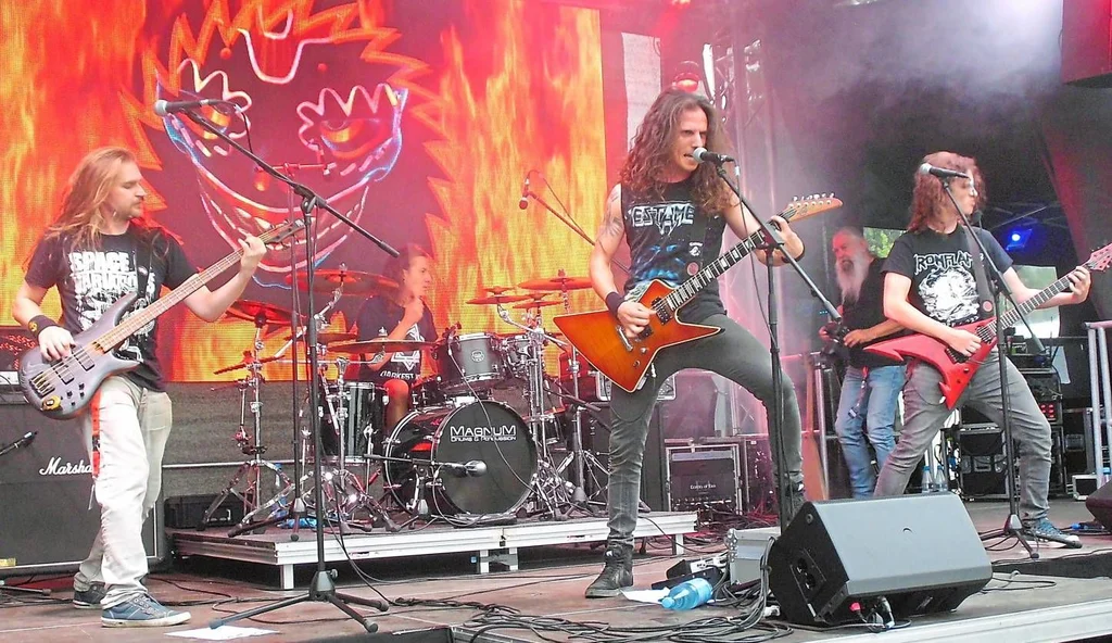 Hier heizt Comaniac den Zuschauern so richtig ein